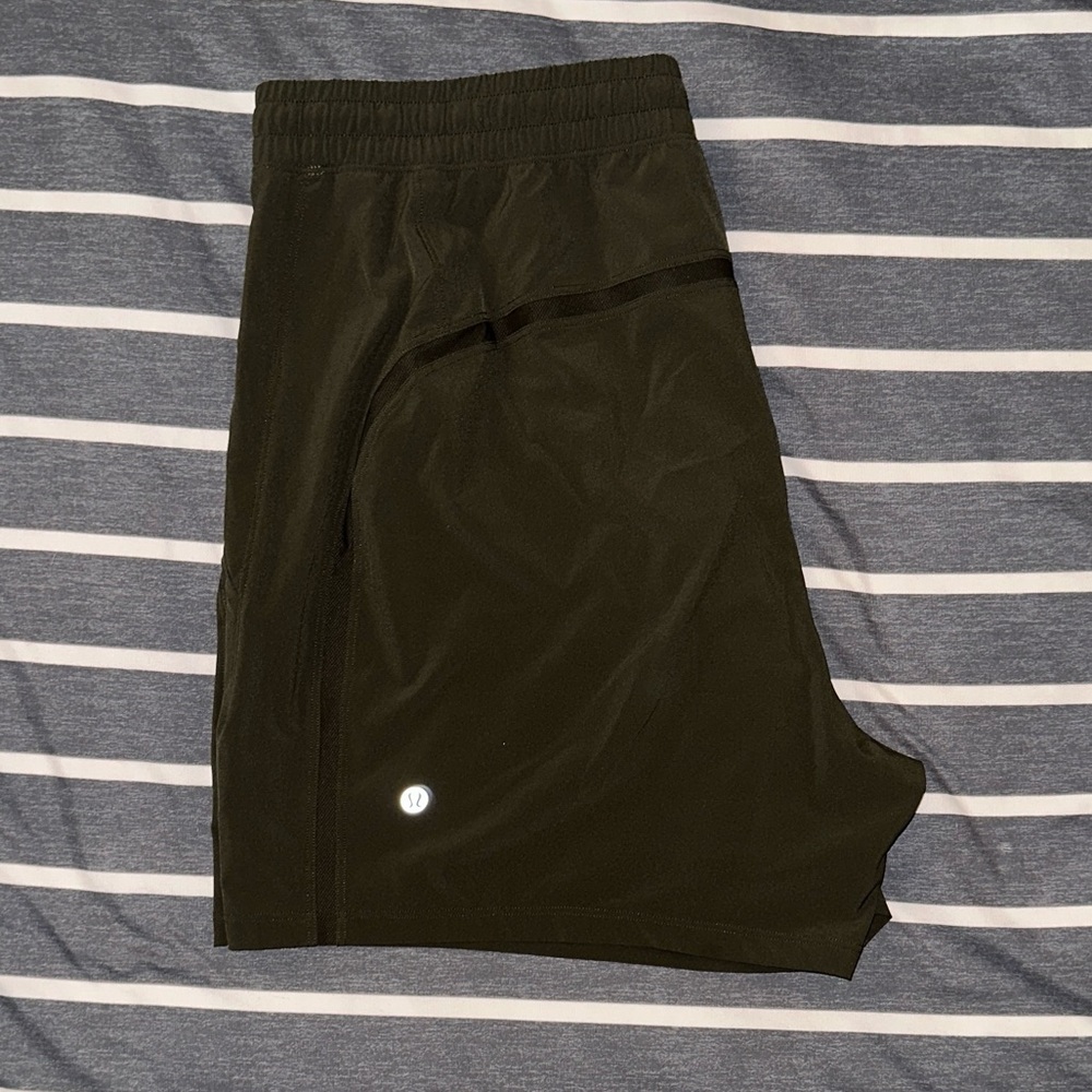 Lululemon Pacebreaker Size XL 5 inches